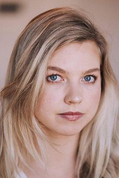 Olivia Ritchie interpreta Monique