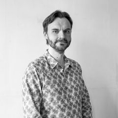 Kristian Van der Heyden interpreta Scientist (uncredited)