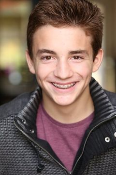 Jake Presley interpreta Young Brax