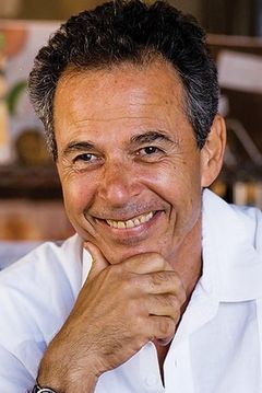 Robert Lesser interpreta Businessman