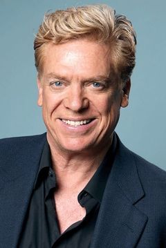 Christopher McDonald interpreta Roger McManus