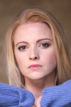 Jennifer Ulrich interpreta Louann Kolenc