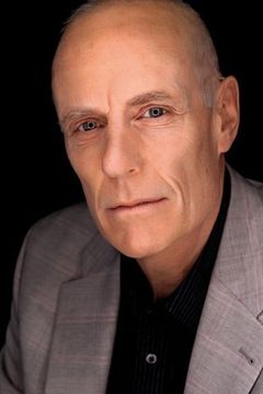 Matt Frewer interpreta Russell Thompson Sr.