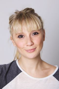 Jenny Bede interpreta Fitness Instructor (26)