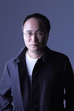 Tomohiro Nishimura interpreta Police Officer C (voice)