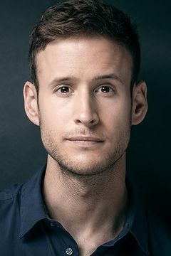 Kyle Buchanan interpreta Frank