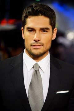 D.J. Cotrona interpreta Super Hero Pedro