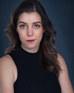 Chardonnay Hanna interpreta Real Estate Agent
