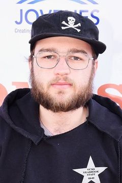 Angus T. Jones interpreta Georgey Sanderson