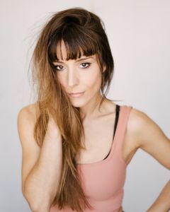 Clara Vázquez interpreta Elder's Assistant