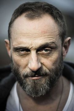 Roland Møller interpreta Hannes