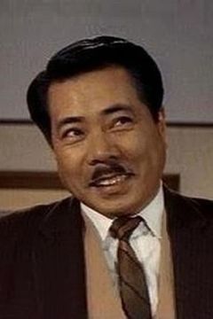 Yoshifumi Tajima interpreta Detective Sakata