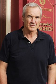 Larry Lamb interpreta 1st Reporter (uncredited)