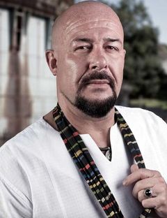 Jamie Bartlett interpreta Dirk Hendricks
