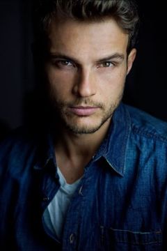 Ryan Cooper interpreta Jay