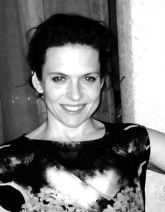 Sophie Linfield interpreta Rachel