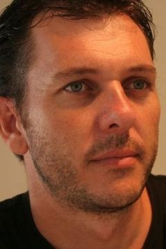 Andy Wood interpreta Banks