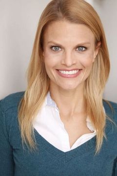 Erin Chenoweth interpreta Cynthia