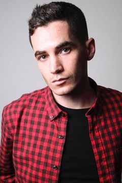 Ricky Velez interpreta Oscar