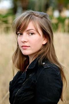 Luise Risch interpreta Isabelle Brisgau