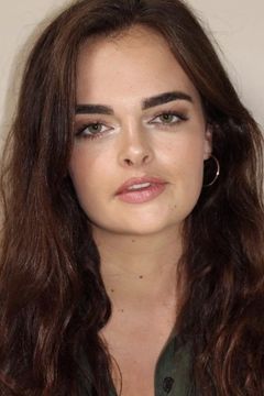 Megan Haly interpreta Cashier