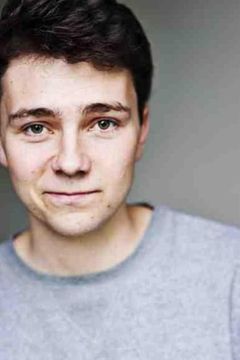 Jake Davies interpreta Trendy