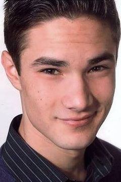 Tristan Decker interpreta Bailey