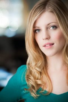 Stephanie Moroz interpreta Kerry