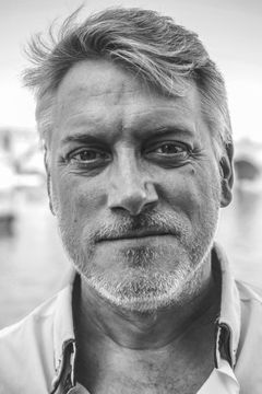 Marc Cram interpreta Prague Manager