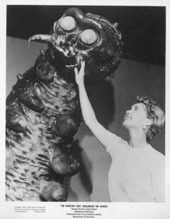 Marjorie Stapp interpreta Girl (uncredited)