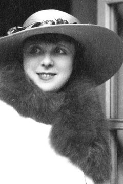 Nell Craig interpreta Nun (uncredited)