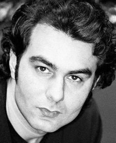 Baktash Zaher interpreta Zahir