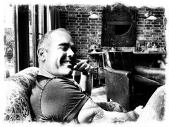 Dominic Gibbs interpreta Chasa