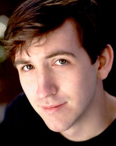 Brian McElhaney interpreta Book Associate