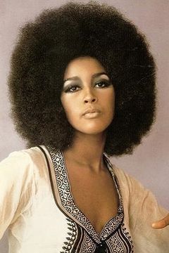 Marsha Hunt interpreta SPECTRE Agent (uncredited)