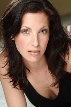 Dena Ashbaugh interpreta Nina Panker