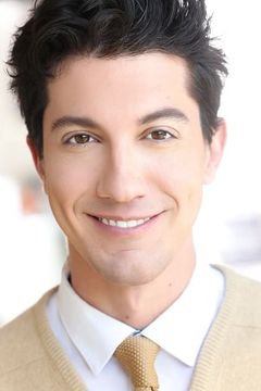 Jared Kusnitz interpreta Justin Wexler