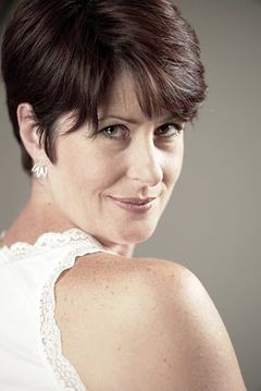 Susan LaBrecque interpreta Betty