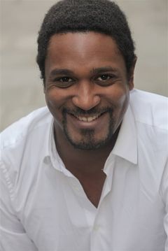 Daniel Njo Lobé interpreta Commissaire Carl Bachert