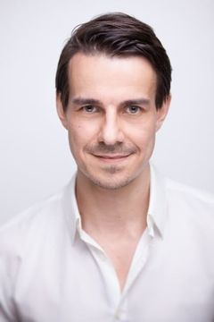 Philipp Baltus interpreta Bad Businessman