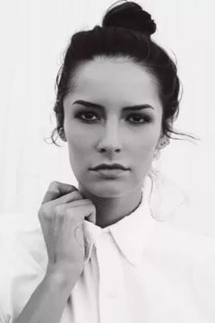 Jessica Stramer interpreta Poker Girl