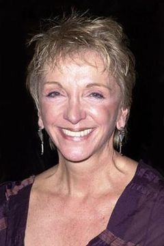 Elizabeth Franz interpreta Grace Foster