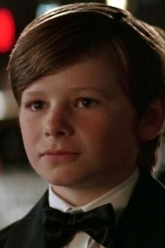 Gus Lewis interpreta Bruce Wayne (Age 8)