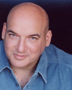 Barry Papick interpreta Tim