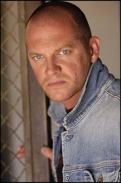 Brian Scannell interpreta Thug