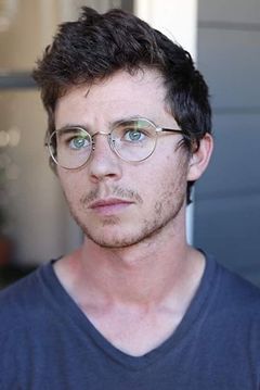 Charlie McDermott interpreta Axl Heck