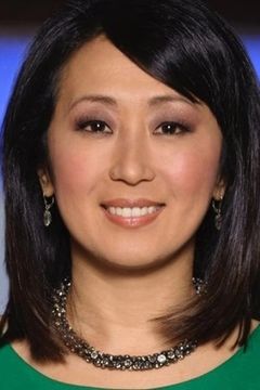 Mi-Jung Lee interpreta Newscaster