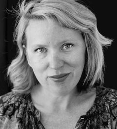 Jennifer Sims interpreta Parent 2