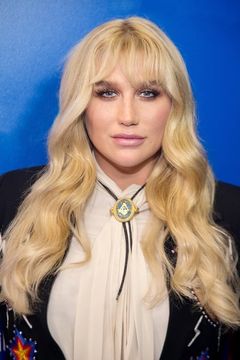 Kesha interpreta Pizzazz