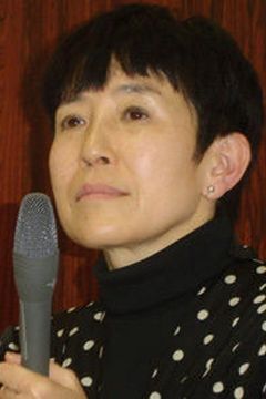 Tomoyo Oshima interpreta Akiko